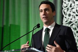 speaker presenting at the Tulane Business Forum