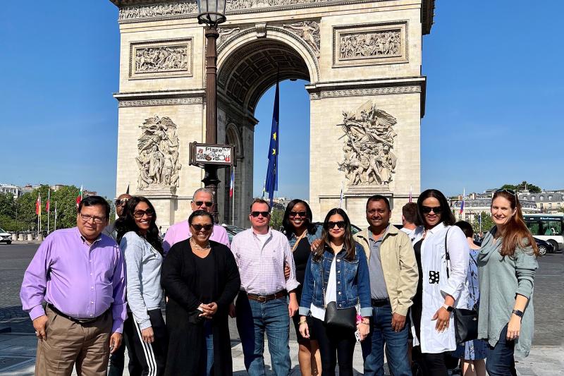 EMBA students standing in front of the Arc de Triomphe de l'Étoile in Paris, France